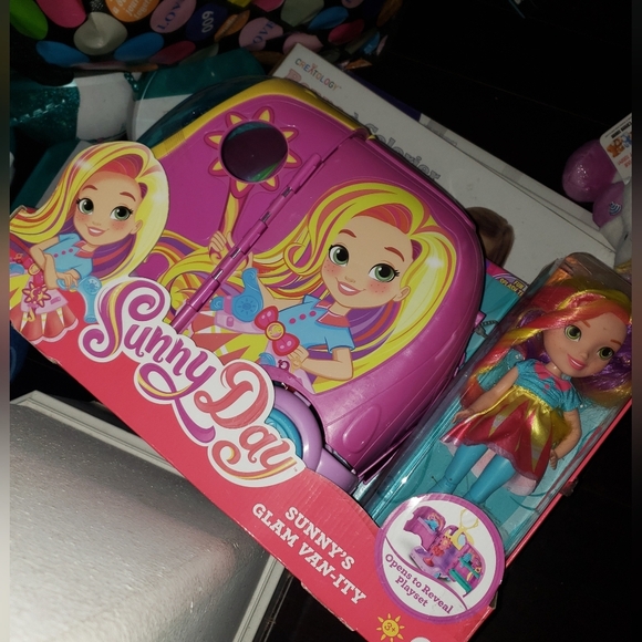 Sunny Day Glam Vanity rolling Vehicle and  Doll - Picture 6 of 7